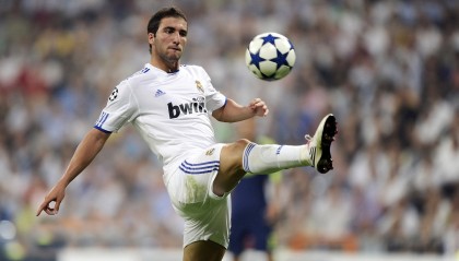 爱游戏登录入口-李轩豪在“湾区杯”围棋大棋士赛中战胜卫冕冠军杨楷文，围棋选手李轩豪